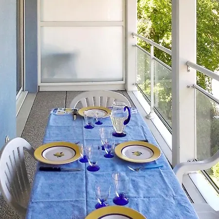 D'une A A 30 M De La Avec Vue Sur La Terrasse Amenagee Et Wifi Lägenhet