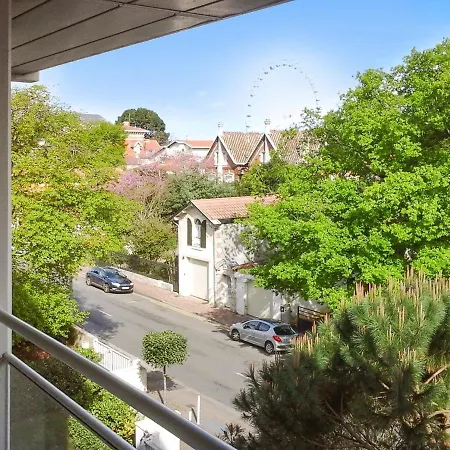 D'une A A 30 M De La Avec Vue Sur La Terrasse Amenagee Et Wifi Lägenhet
