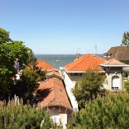 D'une A A 30 M De La Avec Vue Sur La Terrasse Amenagee Et Wifi Lägenhet *