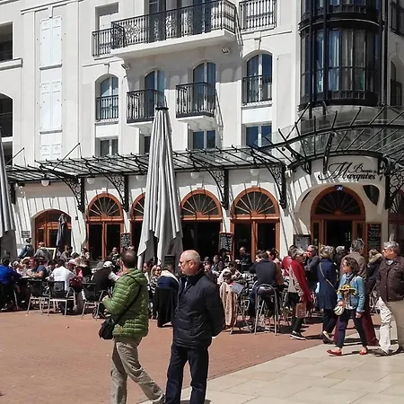 D'une A A 30 M De La Avec Vue Sur La Terrasse Amenagee Et Wifi Lägenhet